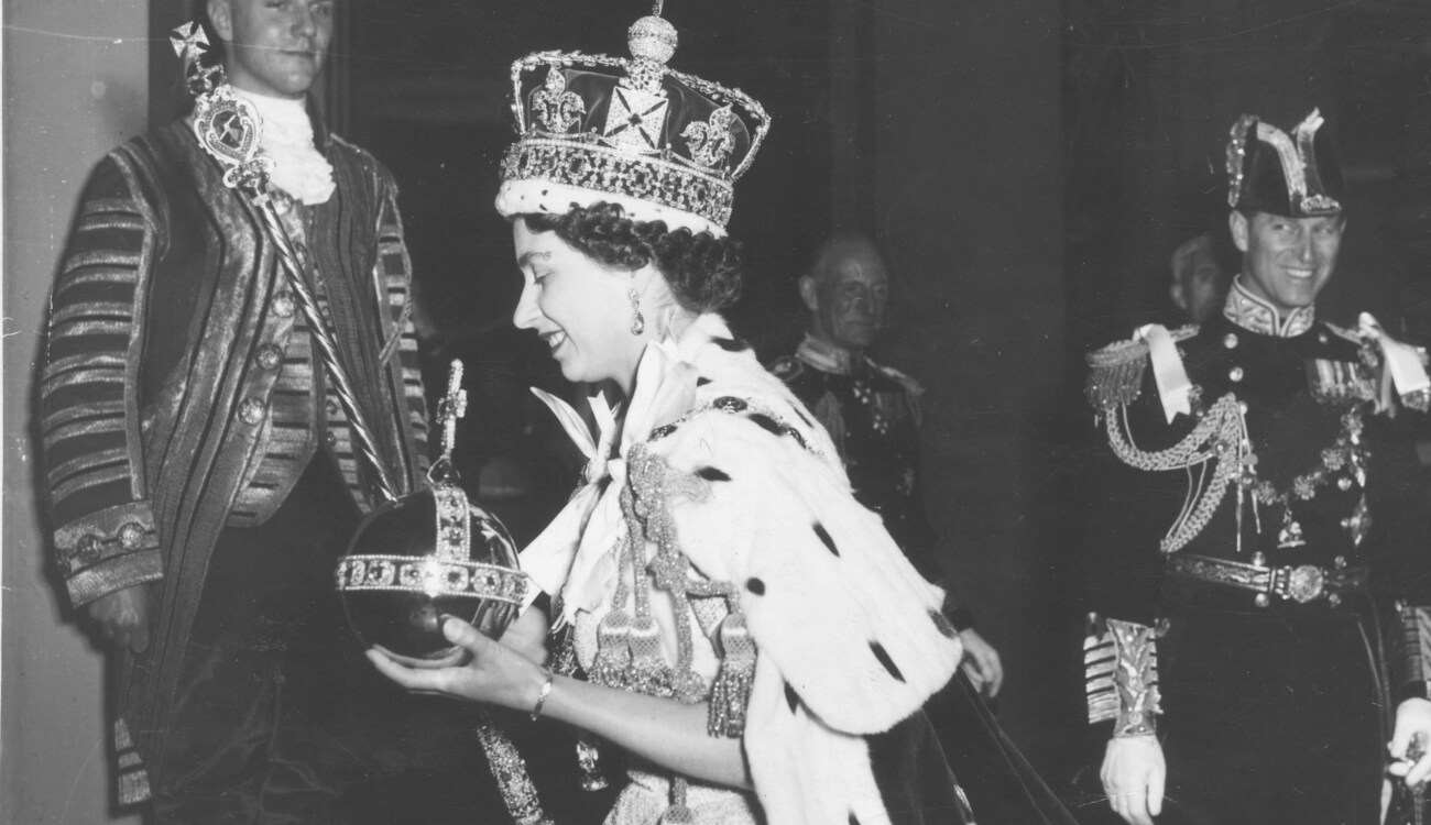 Queen First Using Clock A LOOK AT HER MAJESTY THE QUEEN’S FASCINATING WATCH COLLECTION ...